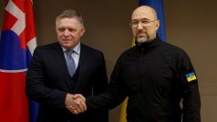 Ukrajinský premiér Denys Šmyhal (vpravo) získal od svého slovenského kolegy Roberta Fica při středečním setkání na Ukrajině příslib, že Slovensko podpoří integraci Ukrajiny do Evropské unie