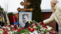 Lidé stáli ve frontě, aby položili květiny na hrob Alexeje Navalného