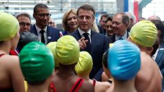 Emmanuel Macron na otevření nového plaveckého areálu pro olympijské hry