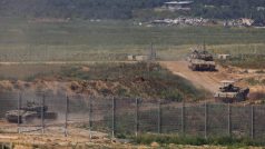 Izraelská vojenská vozidla uprostřed probíhajícího konfliktu u hranice mezi Izraelem a Gazou, 4. dubna 2024