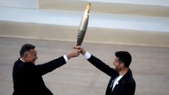 Předseda Řeckého olympijského výboru a člen Spyros Capralos a Tony Estanguet, předseda organizačního výboru olympijských her v Paříži 2024, drží olympijský oheň