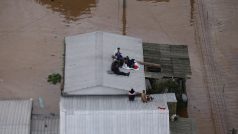 Lidé před vodou prchali i na střechy