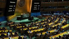 Obrazovky ukazují výsledky hlasování během hlasování Valného shromáždění OSN o návrhu rezoluce, která by uznala Palestince za způsobilé stát se plnoprávným členem OSN, New York, USA, 10. května 2024