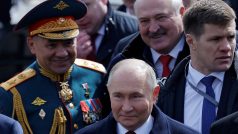 Ruský prezident Vladimir Putin na vojenské přehlídce v obložení Sergeje Šojgua a běloruského vůdce Alexandra Lukašenka