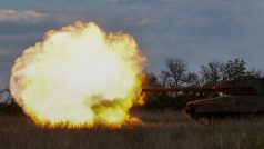 Ukrajinští vojáci střílejí během vojenského cvičení z tanku Leopard 2A6