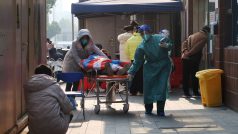 Zdravotníci odvážejí obyvatele Wu-chanu, který onemocněl covidem-19, do nemocnice