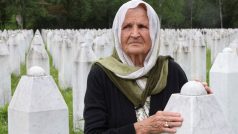 Náhrobní kameny na pamětním hřbitově ve Srebrenici v Bosně a Hercegovině