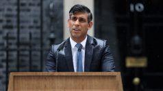 Britský premiér Richi Sunak oznamuje datum parlamentních voleb před premiérským sídlem v Downing street