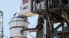 Raketa Atlas V společnosti United Launch Alliance stojí na startovací rampě poté, co byl odložen start dvou astronautů na palubě Boeingu Starliner-1 Crew Flight Test (CFT) na mysu Canaveral