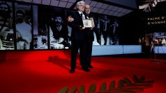 Režisér George Lucas pózuje vedle Francise Forda Coppoly poté, co byl oceněn čestnou Zlatou palmou během závěrečného ceremoniálu 77. filmového festivalu v Cannes v Cannes