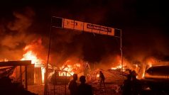 Požár po izraelském útoku na oblast určenou pro vysídlené Palestince v Rafahu