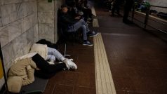Lidé se ukrývají během ruského útoku ve stanici metra v Kyjevě (fotografie z 1. 6. 2024)