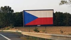 Dálnice zaplavily billboardy s českou vlajkou – majitelé tak protestují proti jejich odstranění