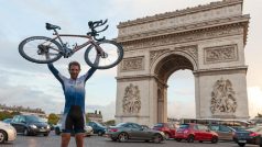 Mark Beaumont u Vítězného oblouku, startu i cíle cesty