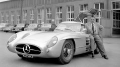 Jeden ze dvou vyrobených automobilů Mercedes-Benz 300 SLR Uhlenhaut Coupé s konstruktérem, Rudolphem Uhlenhautem, v muzeu automobilky.