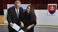 Slovenský prezident Andrej Kiska u voleb se svojí manželkou.