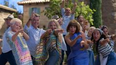Julie Waltersová, Pierce Brosnan, Amanda Seyfriedová a Christine Baranski ve snímku Mamma Mia! Here We Go Again
