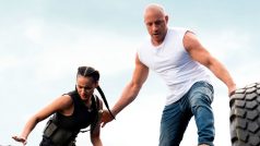 Nathalie Emmanuel a Vin Diesel balancují na spodku obrněného kolosu ve snímku Rychle a zběsile 9