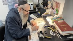 V malé dílně v ukrajinském Dnipru přepisují svitky svatého židovského písma