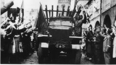 Vítání Rudé armády v Jičíně v květnu 1945. Průjezd legendární „kaťuši“