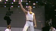 Kapela Queen na koncertu Live Aid v roce 1985 v čele se zpěvákem Freddiem Mercurym.