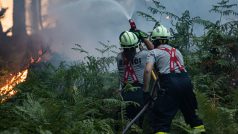 Na likvidaci požáru pracuje přes tisíc hasičů