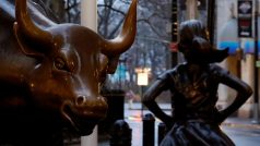 Sochy býka a malé dívky na Wall Street v New Yorku.