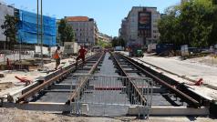 Koleje na dohled svatého Václava. U Národního muzea roste tramvajová trať