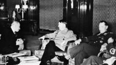 Emil Hácha během jednání s Adolfem Hitlerem v březnu 1939. Jednání je přítomen mimo jiné i Hermann Göring.