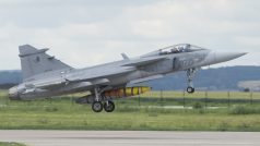 Odletět mělo šest gripenů a stejný počet bitevníků L-159 Alca. Přelet jednoho letounu L-159 ale znemožnila technická závada, do Pardubic se přemístí později, řekl Marek Maxim Švancara z 21. základny taktického letectva
