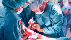 Lékaři v Nemocnici Na Bulovce voperovali chlapci rostoucí endoprotézu kolene