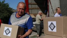 Distribuce potravinových balíčků do kolektivního centra v obci Likhivka, kde žijí převážně senioři, kteří utekli před boji z Doněcké oblasti