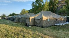 Hasiči v pražské Troji postavili stanové městečko pro uprchlíky