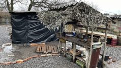 V terénu se vojenští specialisti střídají v týdenních směnách. Pak se vracejí sem na základnu. Část stavby tu kryje maskovací síť