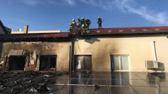 V Říčanech u Prahy hořely solární kolektory na střeše obchodního centra.