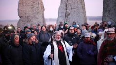 Navzdory koronaviru lidé přišli oslavit zimní slunovrat ke Stonehenge