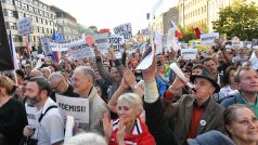 Demonstranti přišli například s transparenty „Nejsme slepí!“, „Benešová Marie mé zločiny zakryje“ nebo „Babiš je zlo“