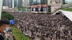 Snímek z nedělní demonstrace v Hongkongu.