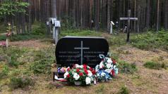 Pomník polských obětí v ruském Sandarmochu.