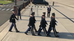 „Pane generále, poleťte s námi.“ Na ploše vojenského letiště končí ceremoniál s předáním ostatků a vojenský historik Aleš Knížek zve kolegu generála k jeho poslednímu letu