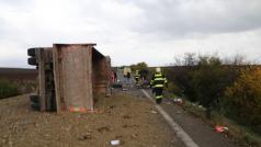 Srážka nákladního auta a autobusu u Nitry na Slovensku