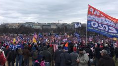 Podle přítomných novinářů policie použila uvnitř budovy slzný plyn, demonstranti přesto pronikli do jednacích sálů obou komor Kongresu