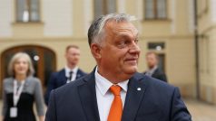 Maďarský premiér Viktor Orbán rychle prošel kolem novinářů