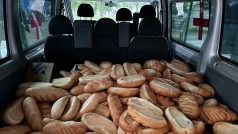 Olegova dodávka je plná chleba. Pomoc vezou civilistům, ale také vojákům