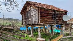 Dům na kůlech kdesi v kopcovité provincii Sidop na severu Turecka