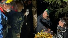 Polským dobrovolníkům se v noci podařilo najít a zachránit dva syrské bratry ležící bezvládně v lese u města Hajnówka.