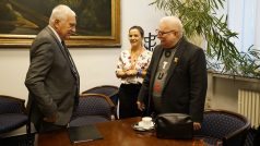 Bývalý český prezident Václav Klaus a Lech Walesa v zákulisí nové budově Národního muzea