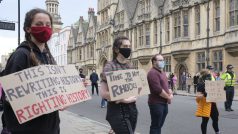 Britové v Oxfordu protestovali proti sochám spojeným s otrokářstvím