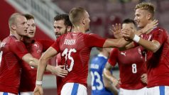 Čeští fotbalisté slaví gól proti Islandu