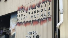 Výkupna kovového šrotu Martina Warholy úpadek ocelářského průmyslu ve zdejším regionu přečkala. Lidé prý chodí jak do zavedeného podniku, tak i za slavným jménem majitele.